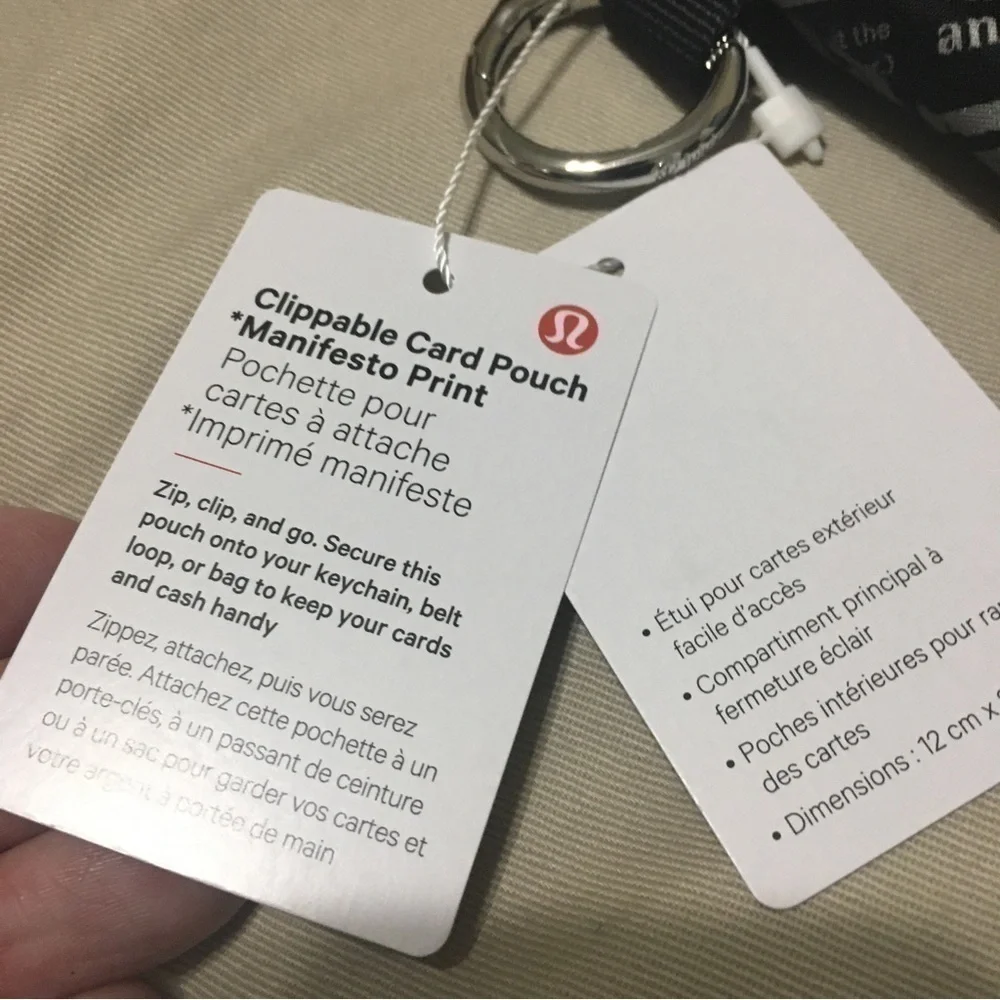 Lululemon Clippable Card Pouch Manifesto Print black / gray